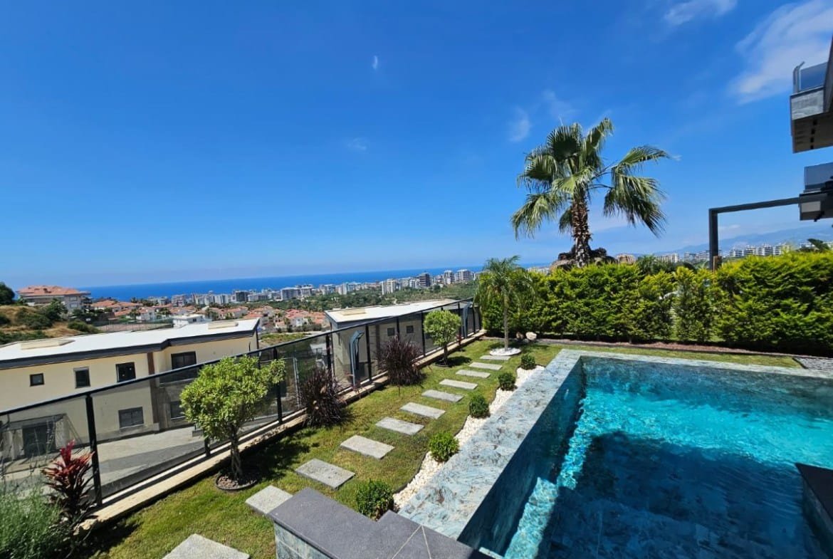 Live Beautiful. A Sea-Side
Life Awaits.